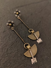 Load image into Gallery viewer, Silver earring
