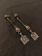 Load image into Gallery viewer, Silver motif earring
