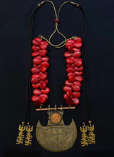 Load image into Gallery viewer, Antique Brass Fan Necklace
