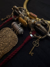 Load image into Gallery viewer, Antique Vajra Comb Hasdi
